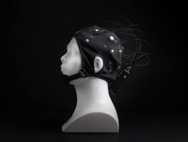 Electroencephalograph comes with a USB Bluetooth 4.2 adapter