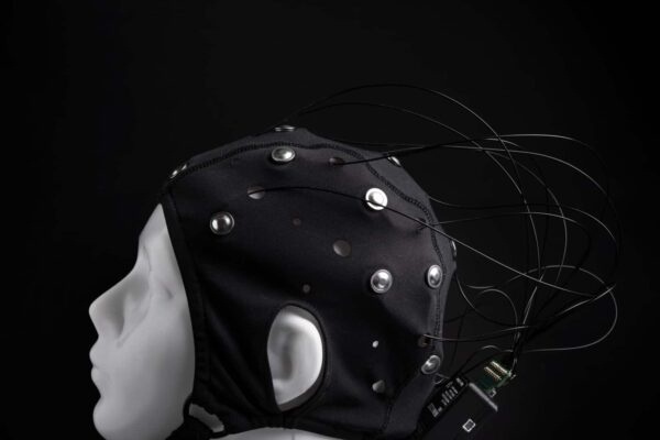 Multiple electroencephalographs can be connected to the same computer for multi-user experiments and applications
