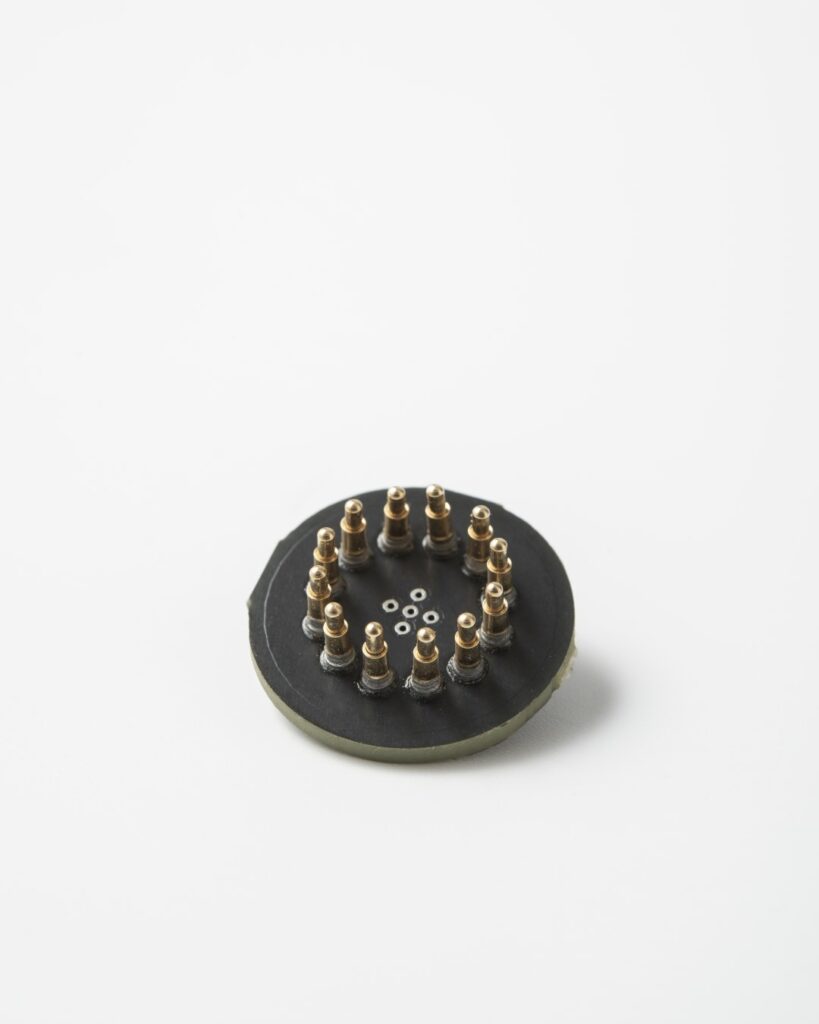 12 spring-loaded pins for hair-covered areas